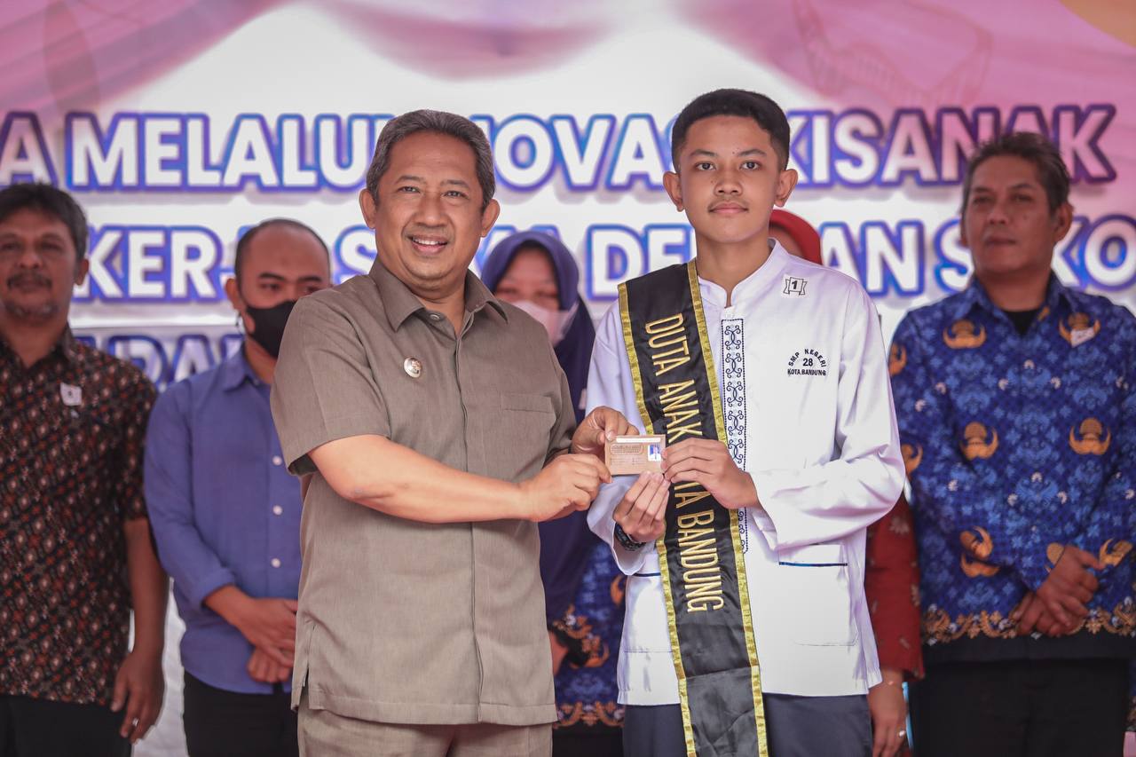 Wali Kota Bandung, Yana Mulyana saat menyerahkan KTP untuk anak secara simbolis/Diskominfo Kota Bandung