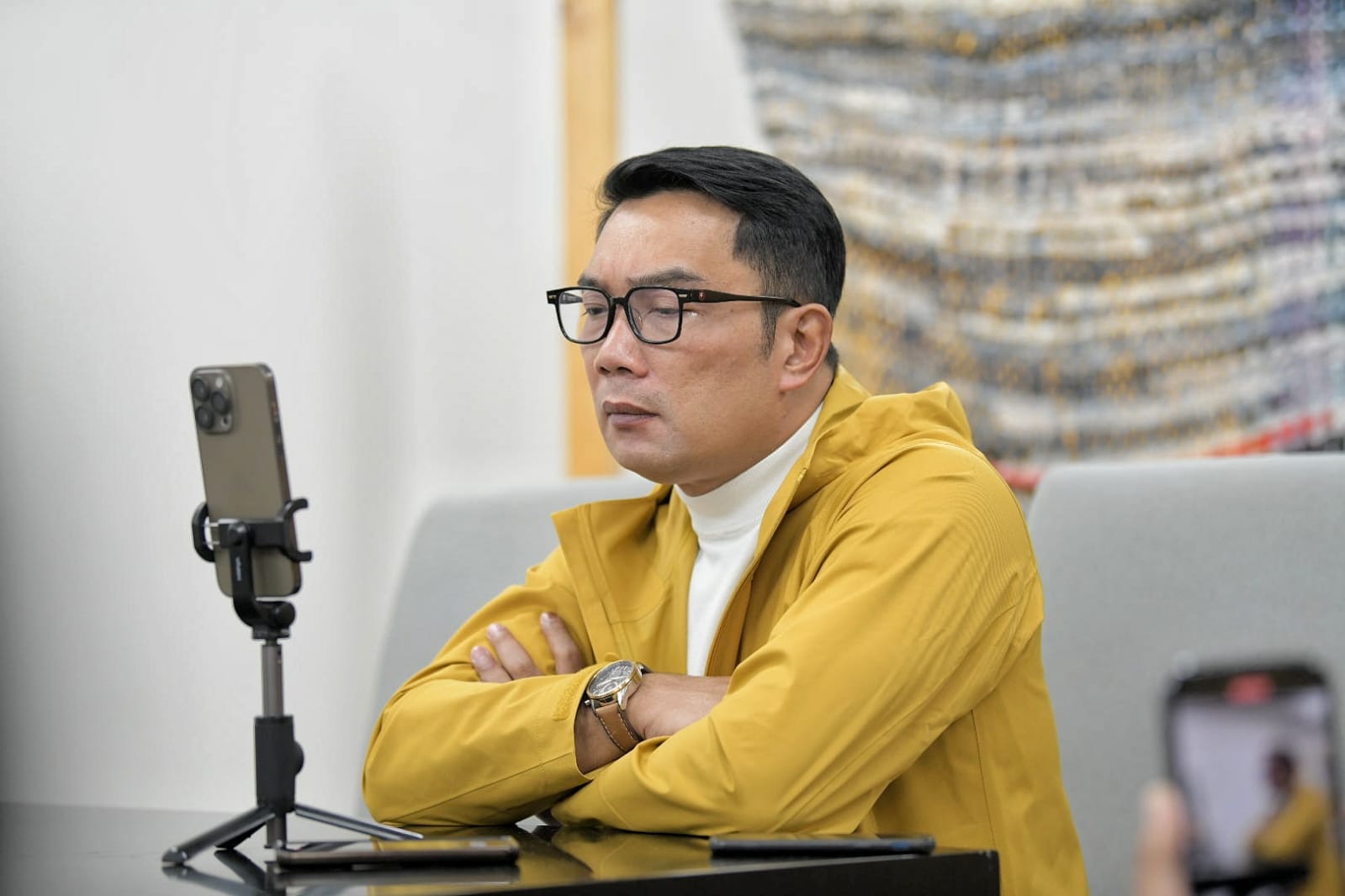 Gubernur Jabar Ridwan Kamil saat memantau kondisi warga Jabar yang terdampak bencana gempa bumi Turki via video call (panggilan video) di Jakarta, Kamis (9/2/2023)/Biro Adpim Jabar.