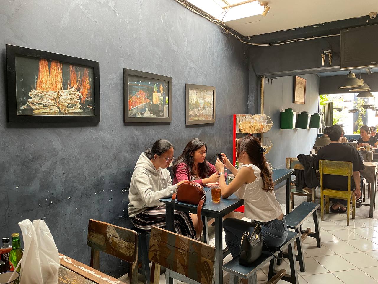 Pengunjung tengah menyantap hidangan di Cafe Imah Babaturan, Kota Bandung/Diskominfo Kota Bandung