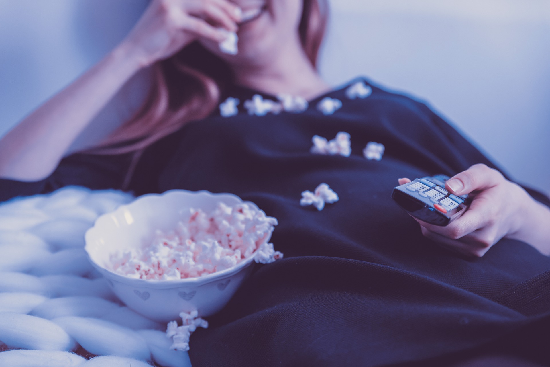 Ilustrasi wanita dengan menonton film/pixabay