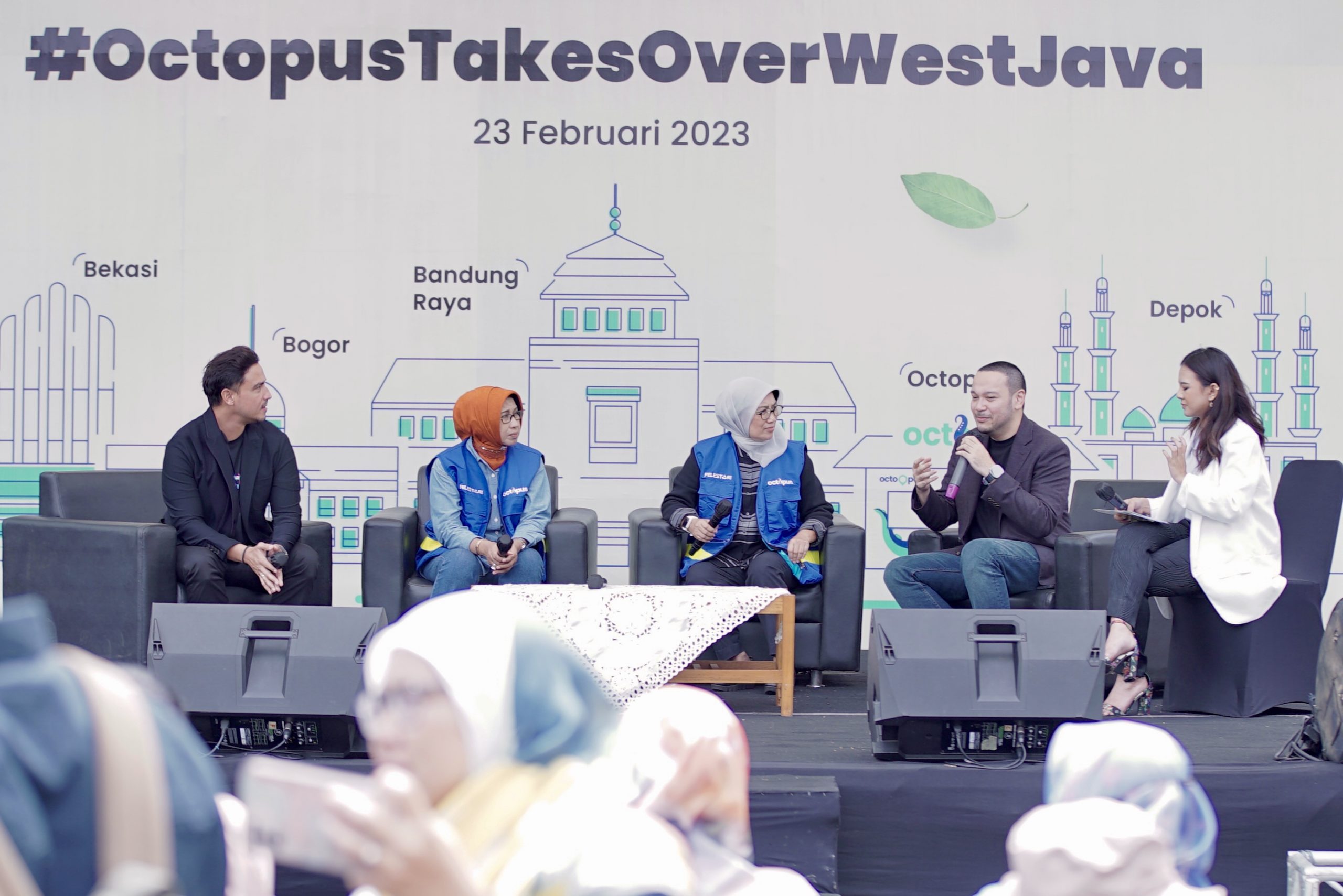 Keterangan foto (dari kiri ke kanan): Chief Marketing Officer dan Co-Founder Octopus Indonesia, Hamish Daud; Dr. Ir. Hj. RD. Dewi Sartika, M.Si., Asisten Pemerintahan dan Kesejahteraan Rakyat Provinsi Jawa Barat; Dr. Ir. Prima Mayaningtyas, M.Si., Kepala Dinas Lingkungan Hidup Provinsi Jawa Barat; dan Chief Executive Officer dan Co-Founder Octopus Indonesia, Moehammad Ichsan.