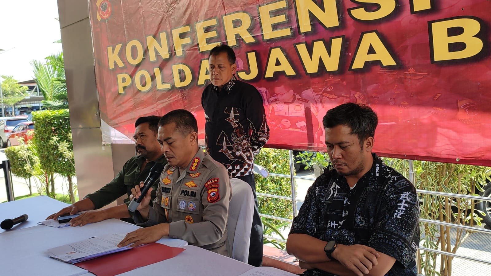 Kabid Humas Polda Jabar, Kombes Pol Ibrahim Tompo (tengah) saat ungkap kasus di Mapolda Jabar