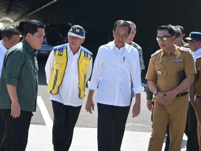 Gubernur Jabar Ridwan Kamil mendampingi Presiden Joko Widodo meresmikan operasional Tol Cisumdawu di Cisumdawu Twin Tunnel KM 169/200, Kabupaten Sumedang, Selasa (11/7). (Foto: Rizal FS/Biro Adpim Jabar)