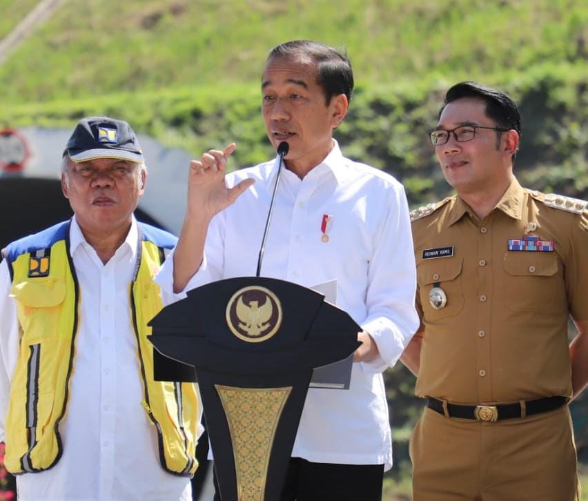 Gubernur Jabar Ridwan Kamil mendampingi Presiden Joko Widodo meresmikan operasional Tol Cisumdawu di Cisumdawu Twin Tunnel KM 169/200, Kabupaten Sumedang, Selasa (11/7). (Foto: Rizal FS/Biro Adpim Jabar)
