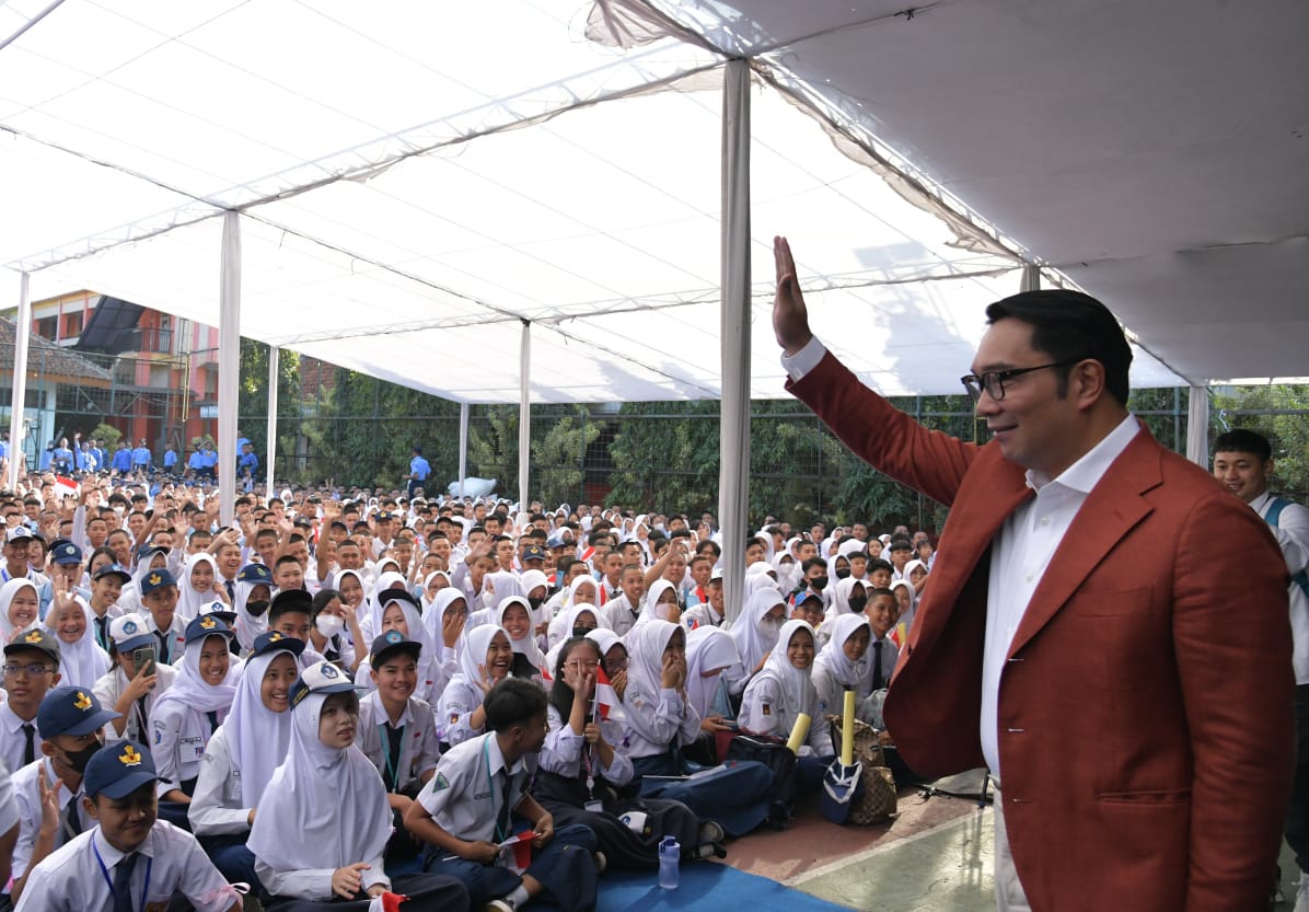 Gubernur Jawa Barat, Ridwan Kamil menyapa siswa baru saat meninjau Masa Pengenalan Lingkungan Sekolah (MPLS) serentak di SMK Negeri 12, Kota Bandung, Senin (17/7). / Adpim Jabar