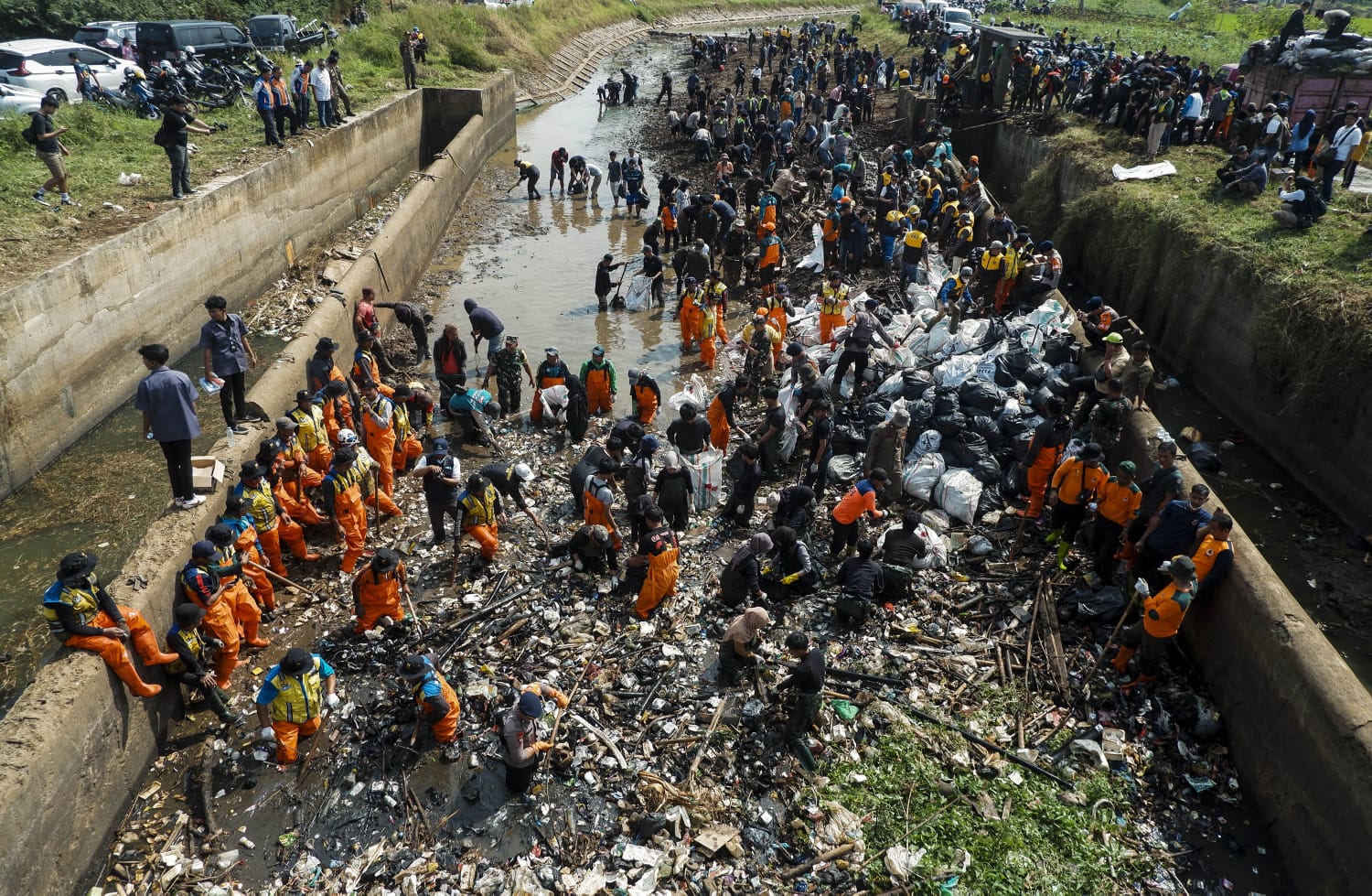 Ramai-ramai Turun ke Sungai Cikeuruh Bersihkan Sampah/Djuli Pamungkas