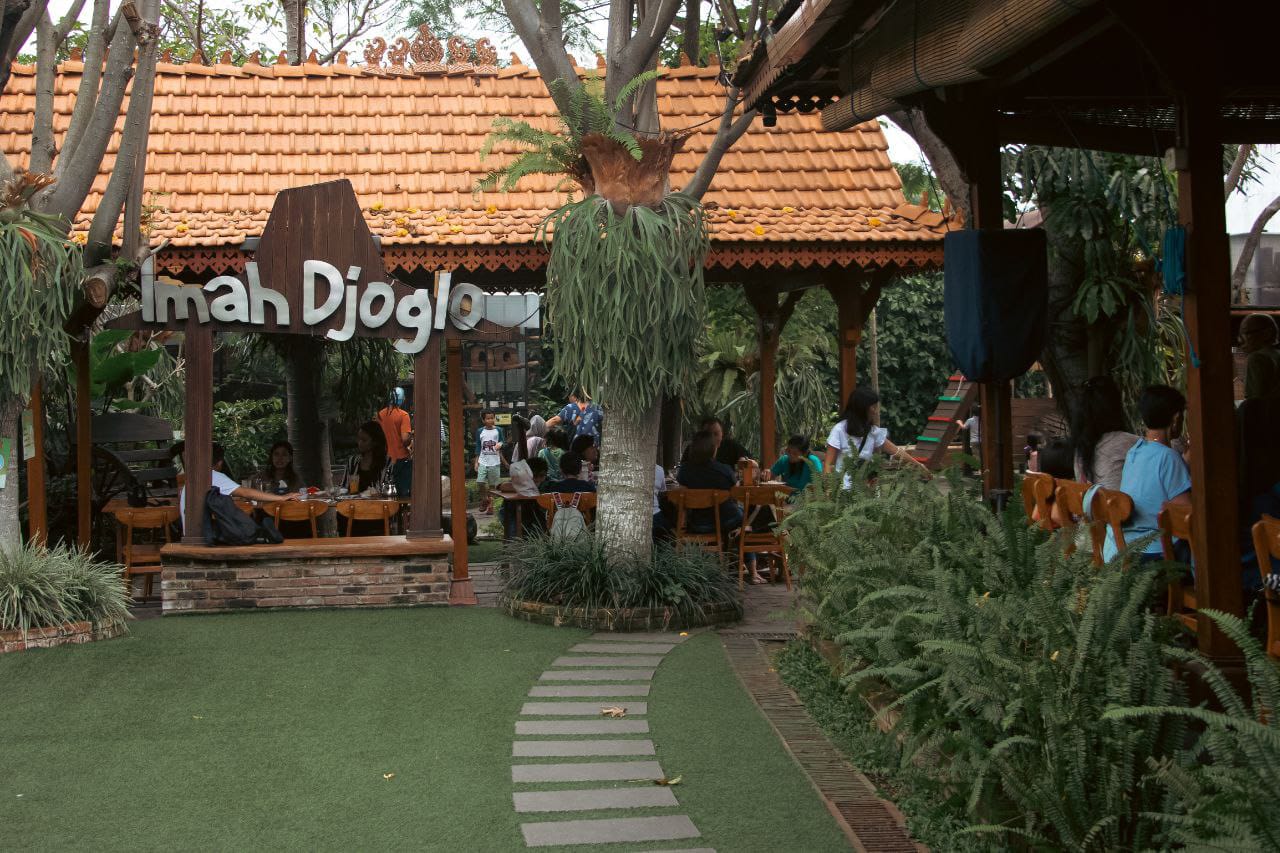 Halaman depan Imah Djoglo di Jalan Sumber Endah No. 31 Kecamatan Babakan Ciparay Kota Bandung.