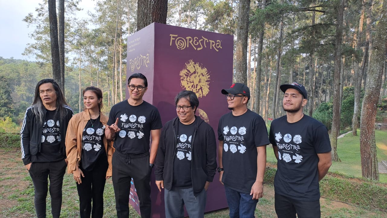 Band heavy metal burgerkill bakal berkolaborasi dengan Erwin Gutawa Orchestra dalam gelaran acara Forestra 2023, di Orchid Forest Cikole, Lembang pada 26 Agustus 2023.
