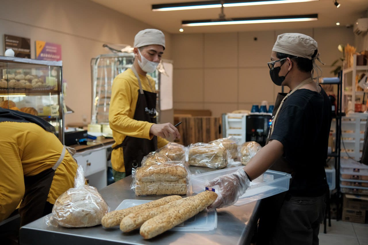 Pegawai Sarae Bakes sedang menyiapkan roti gandum/Diskominfo Kota Bandung