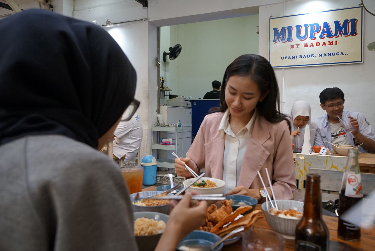 Pengunjung sedang menyantap Mi Upami di Jalan Anggrek Nomor 43/Diskominfo Kota Bandung