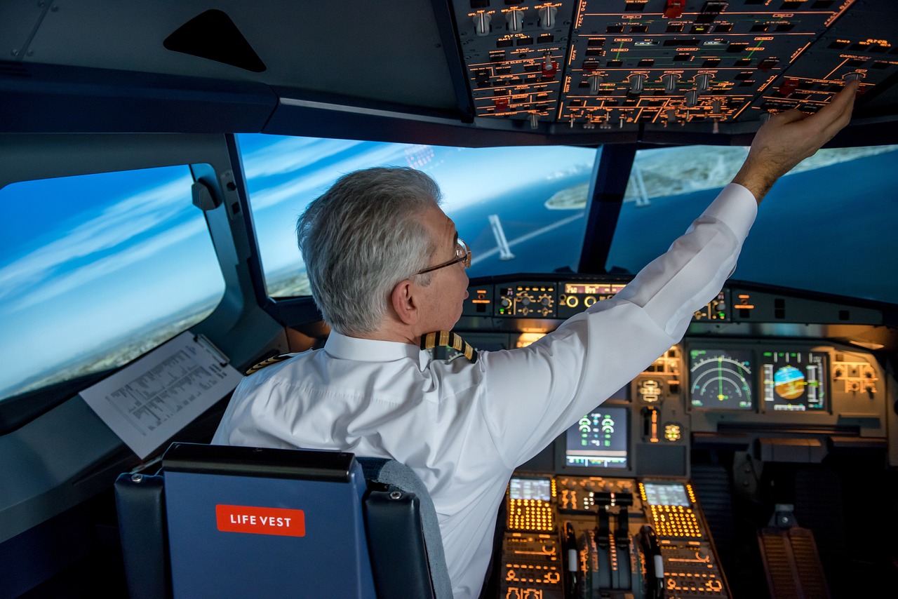 Ilustrasi pilot menerbangkan pesawat/pixabay