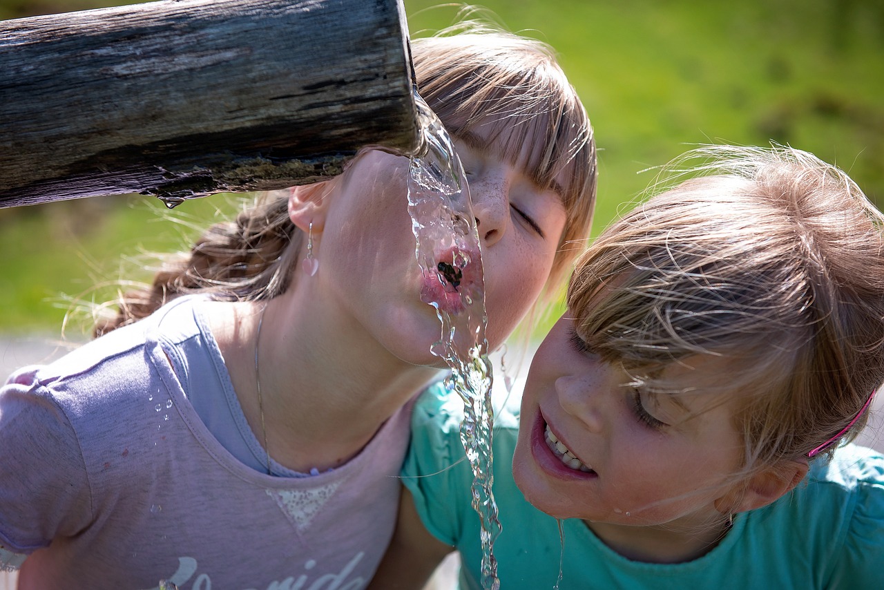 Ilustrasi anak-anak minum air putih/pixabay