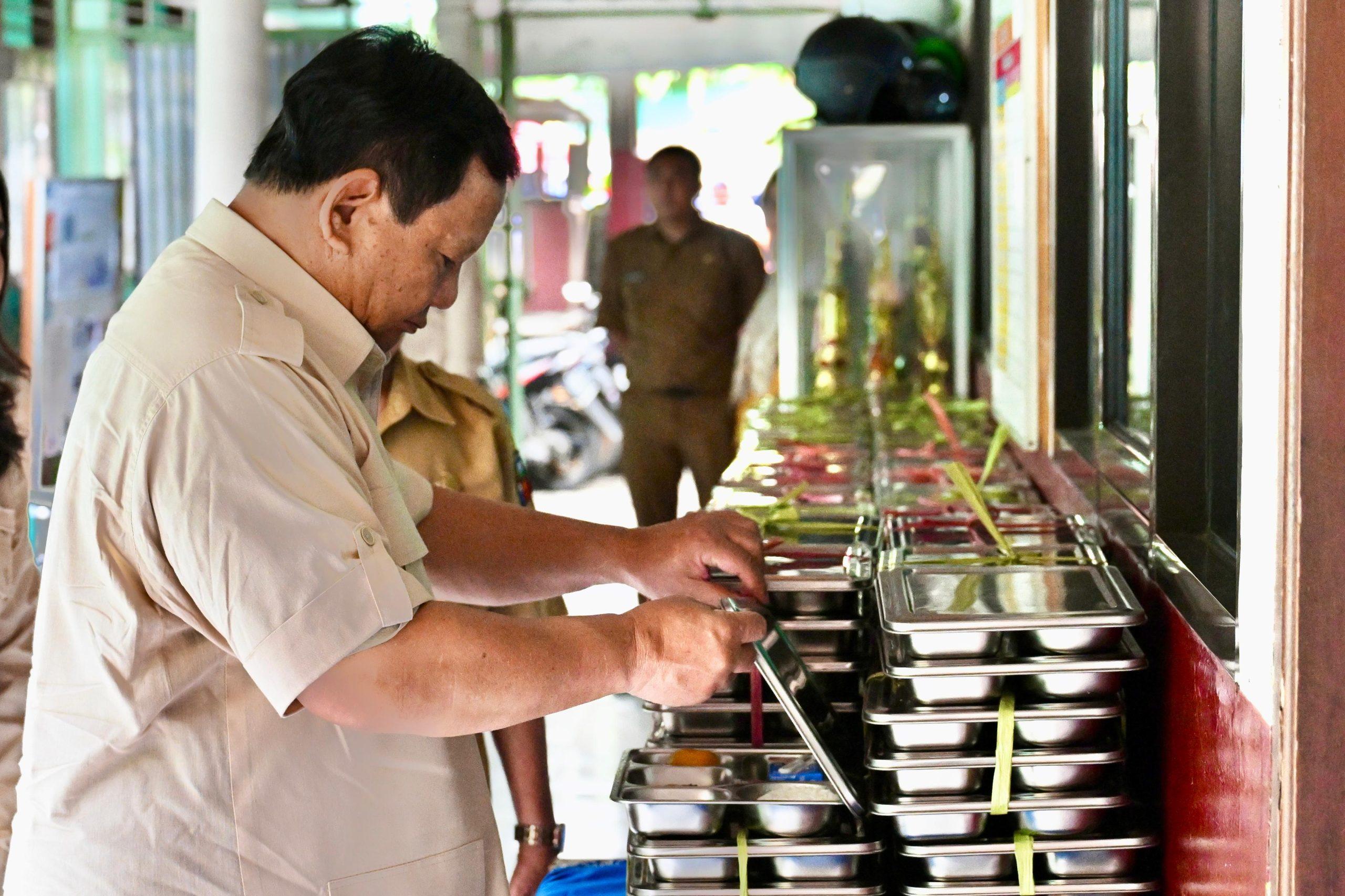 Presiden Prabowo Subianto saat mengecek Makan Bergizi Gratis (MBG)/Foto Sekretariat Negara