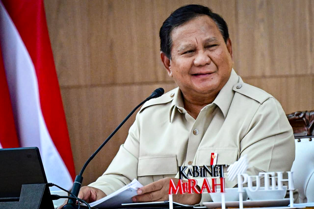 Presiden Prabowo Subianto menyampaikan Taklimat Awal Tahun kepada seluruh jajaran Kabinet Merah Putih di kediamannya di Hambalang, Kabupaten Bogor, pada Selasa, 6 Januari 2026. (Foto: BPMI Setpres)